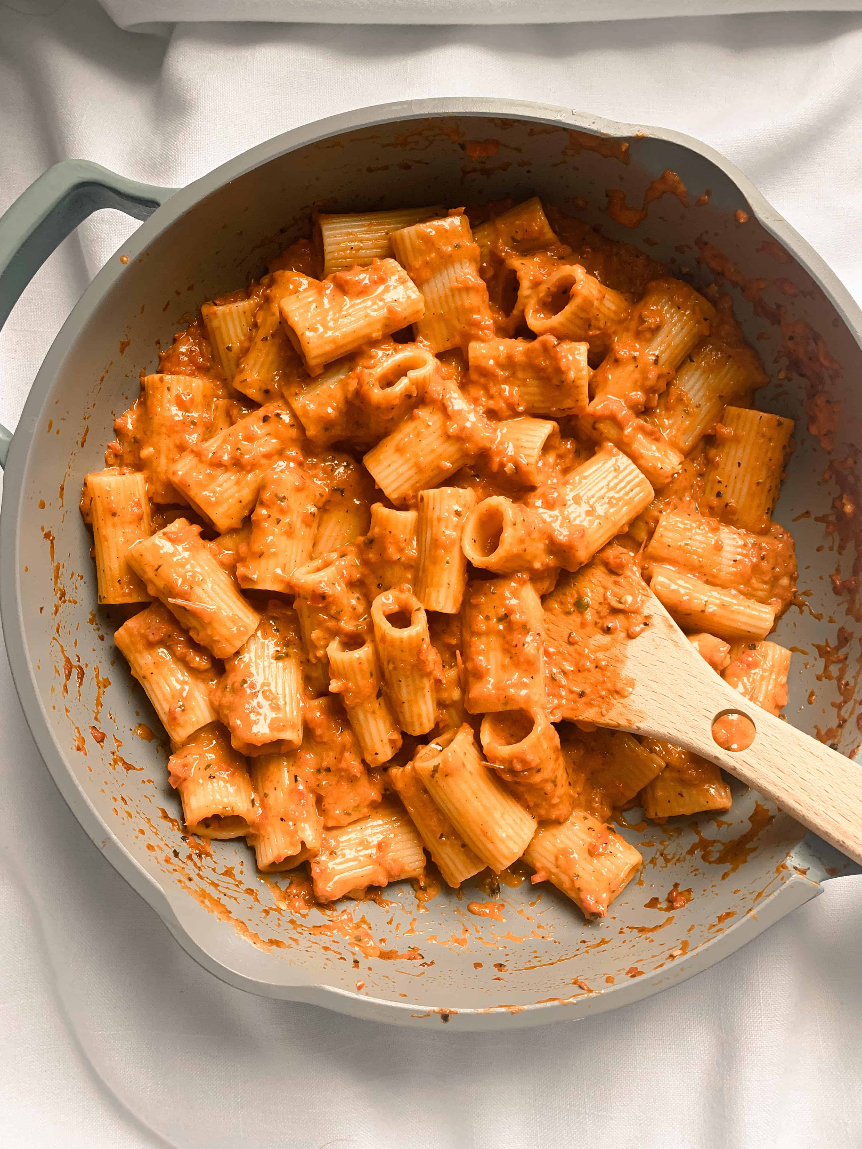 creamy vegan red pepper pasta
