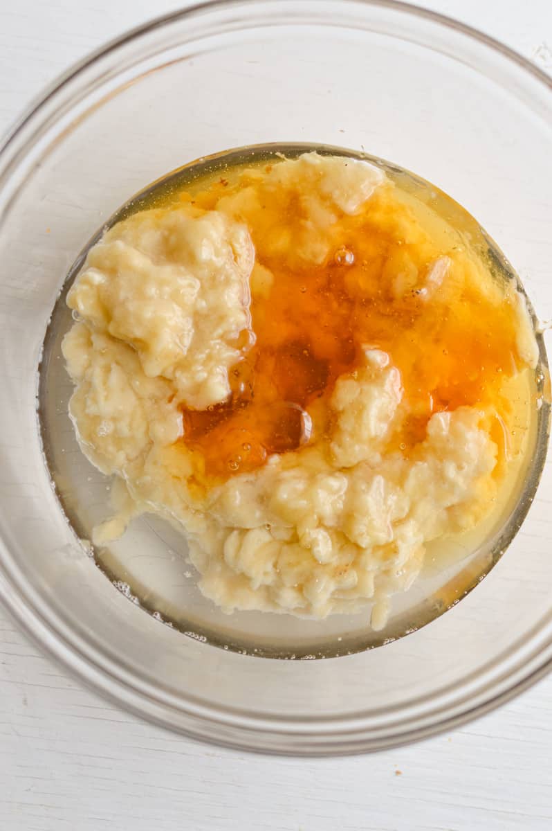 Mashing eggs, honey and oil.