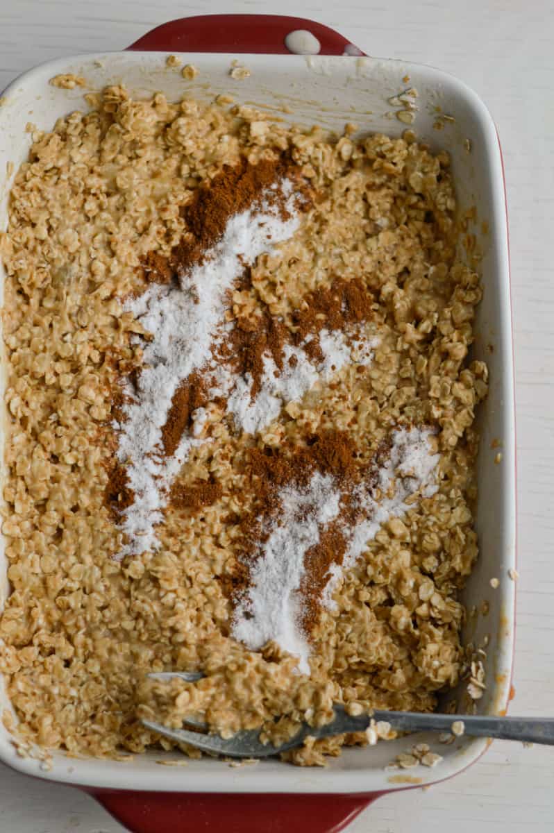 Mixing oats, cinnamon, baking soda and salt.