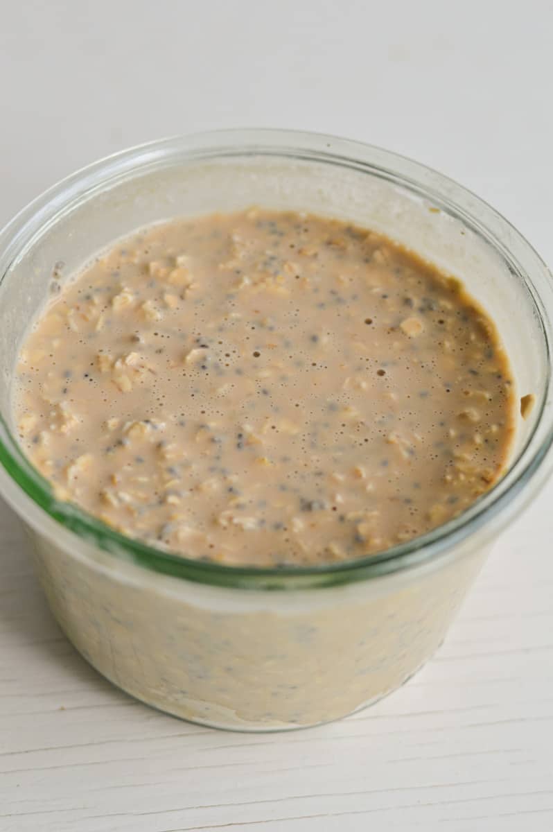 Plain base of overnight oats.