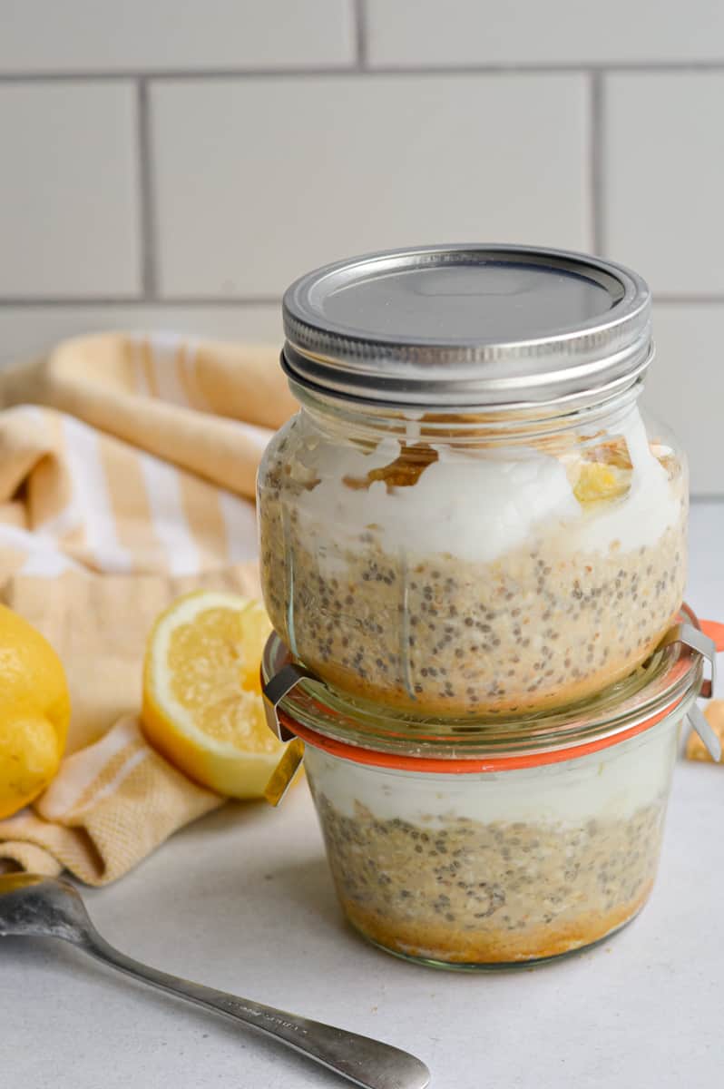 meal prep lemon cheesecake overnight oats