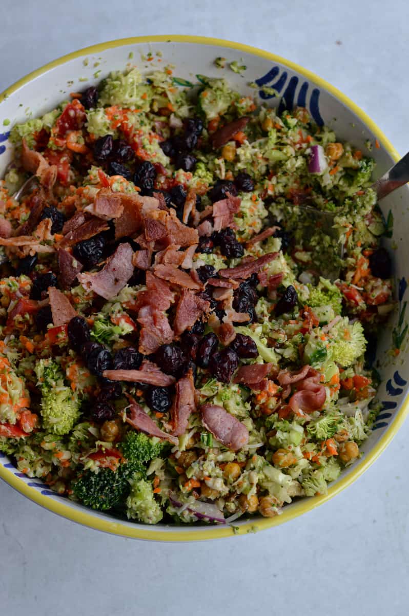Topping salad with crumbled bacon.