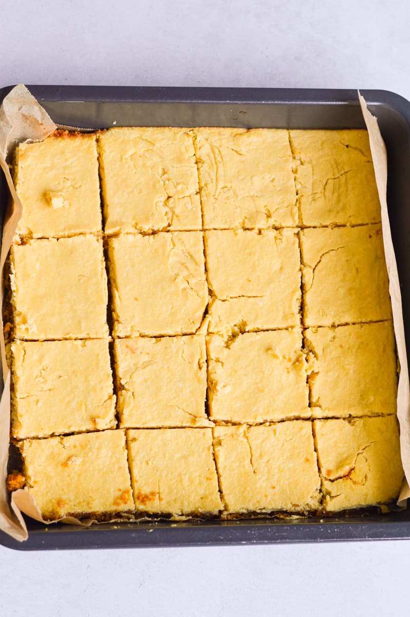 Slicing lemon bars into 16 pieces.