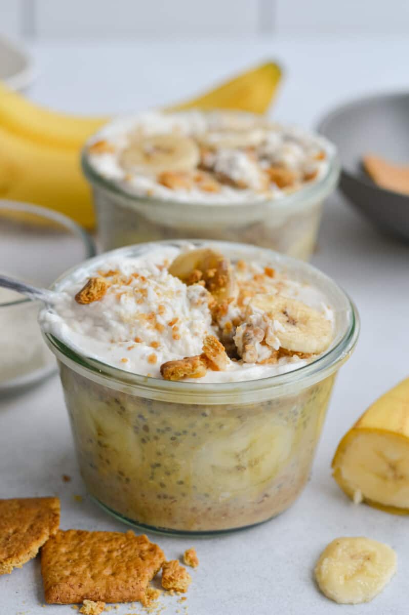 Banana cream pie overnight oats with a graham cracker crust.