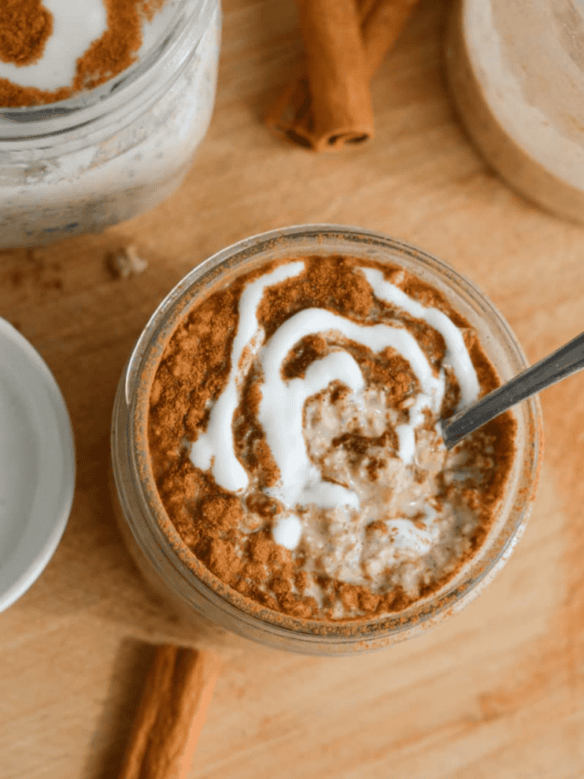 Jar of cinnamon roll overnight oats.