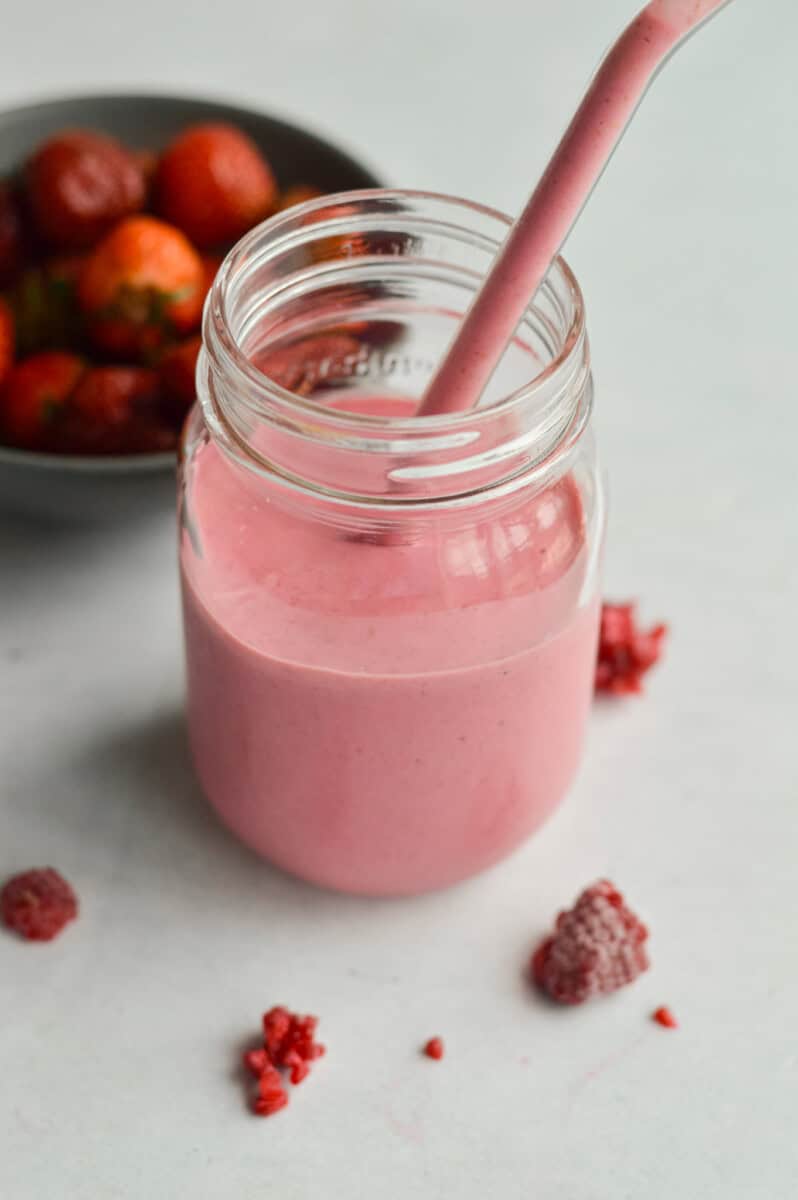 Mason jar and straw with easy fruit smoothie recipe.