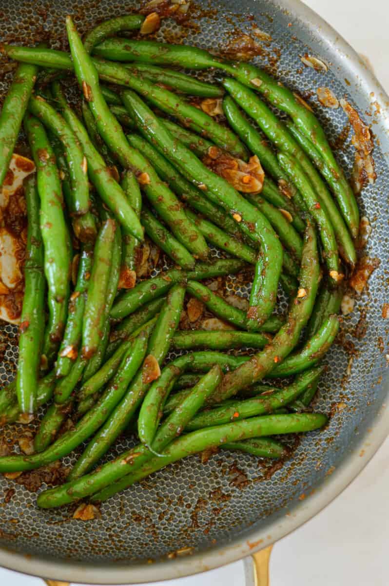 Birds eye of a pan fried green beans.