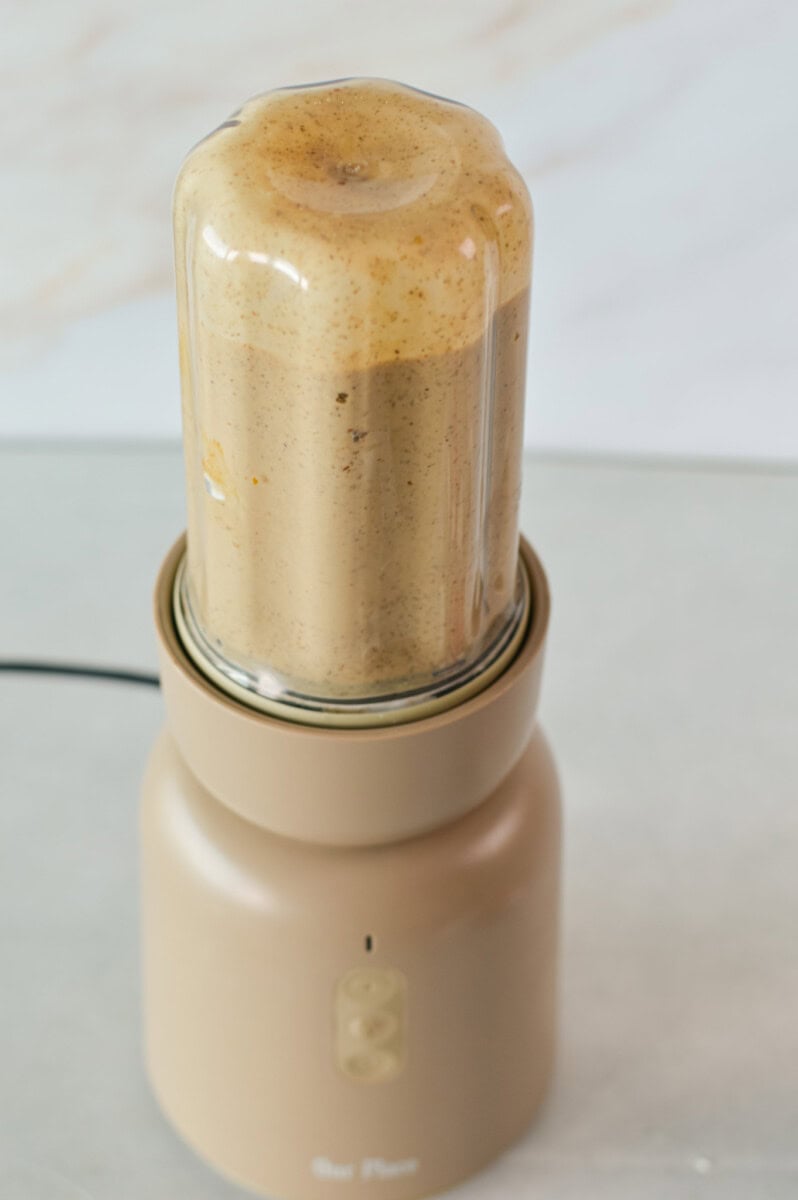  Blending baana smoothie with coffee.